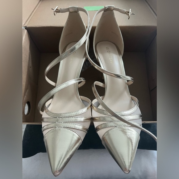 Brand new never worn gold pointed Le Château heels - Picture 3 of 7